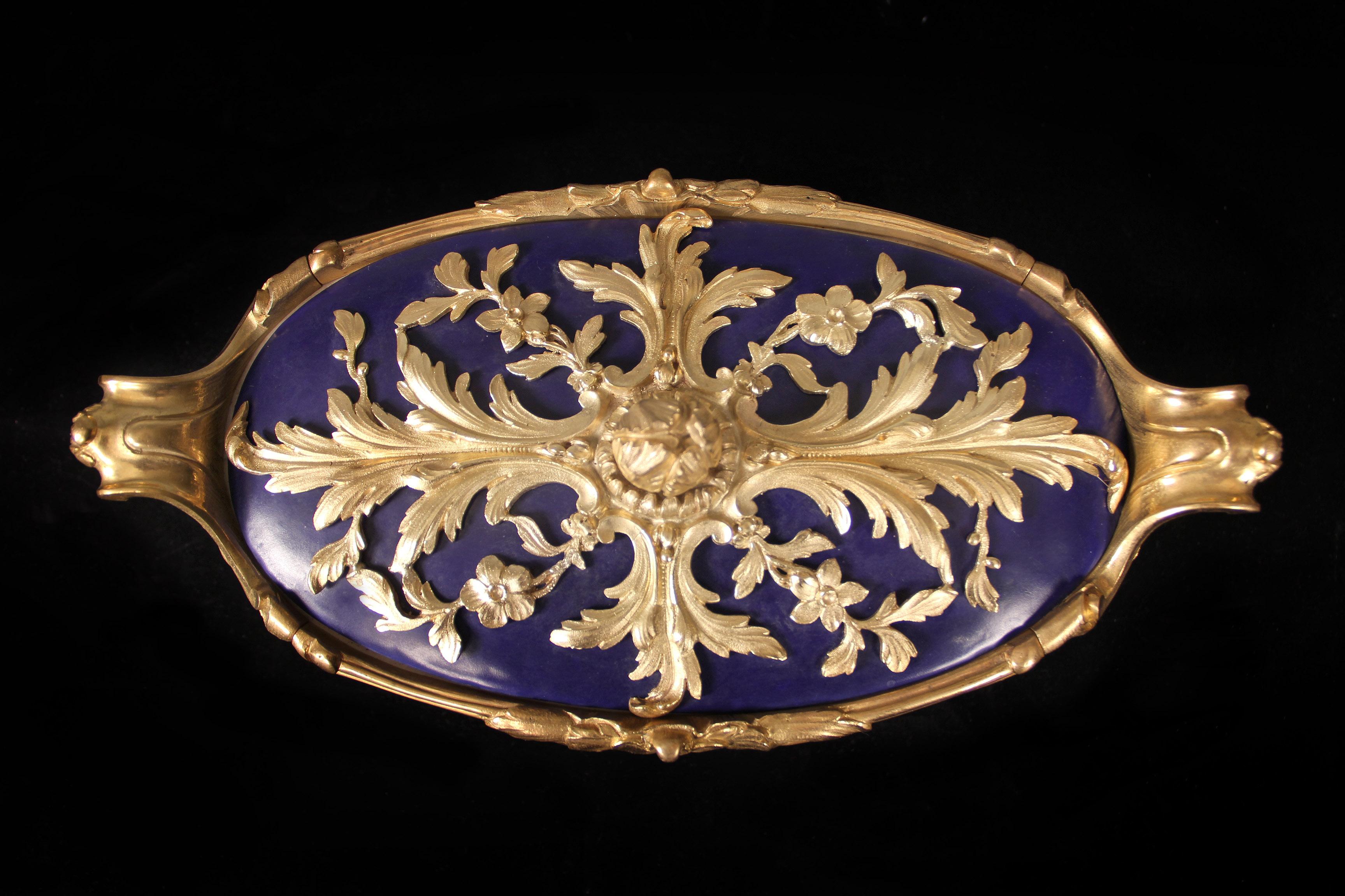 Pareja de dulceras de porcelana china montadas en bronce dorado francés del siglo XIX Dorado en venta