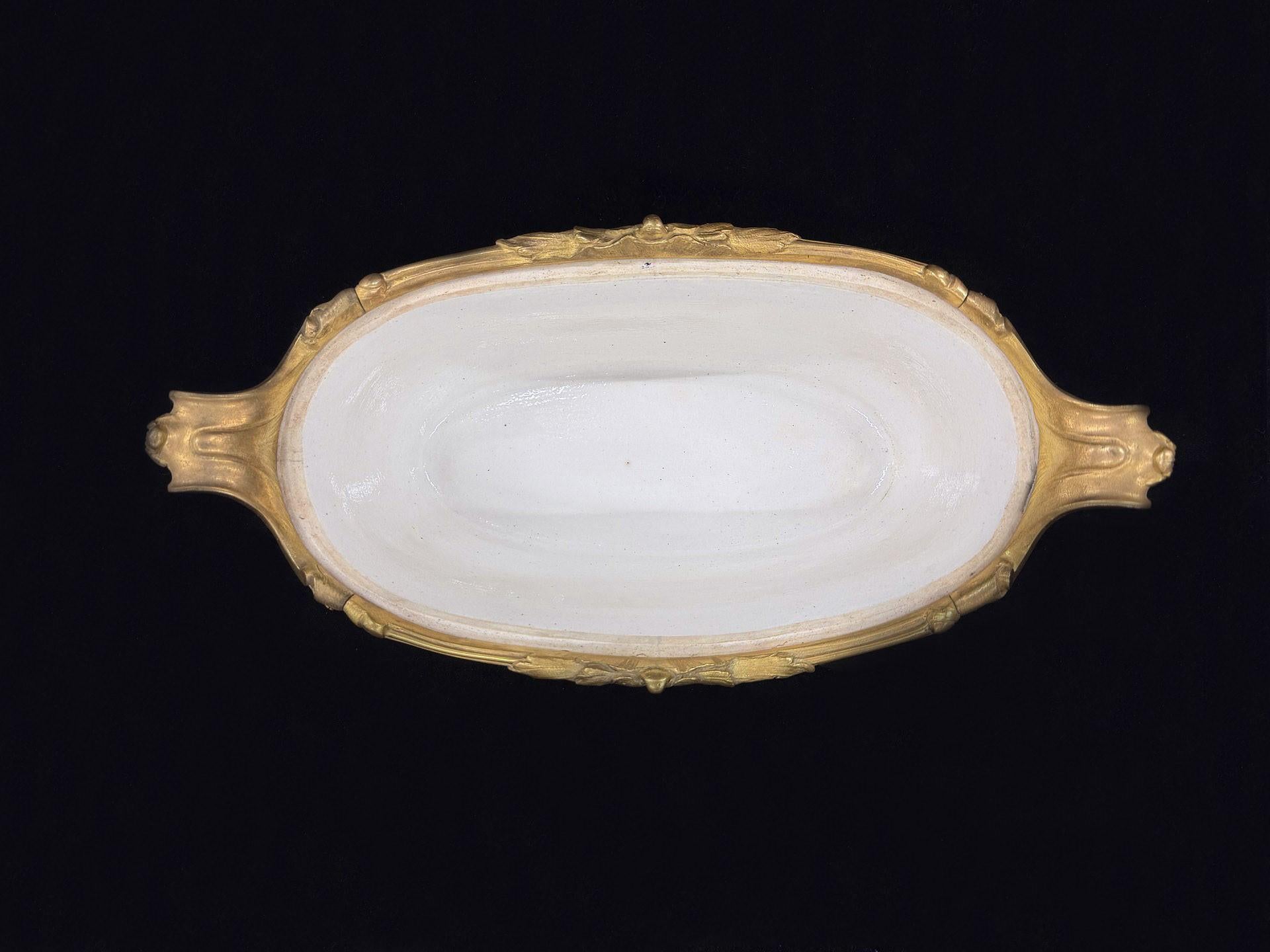 Pareja de dulceras de porcelana china montadas en bronce dorado francés del siglo XIX en Bueno estado para la venta en Long Island City, NY