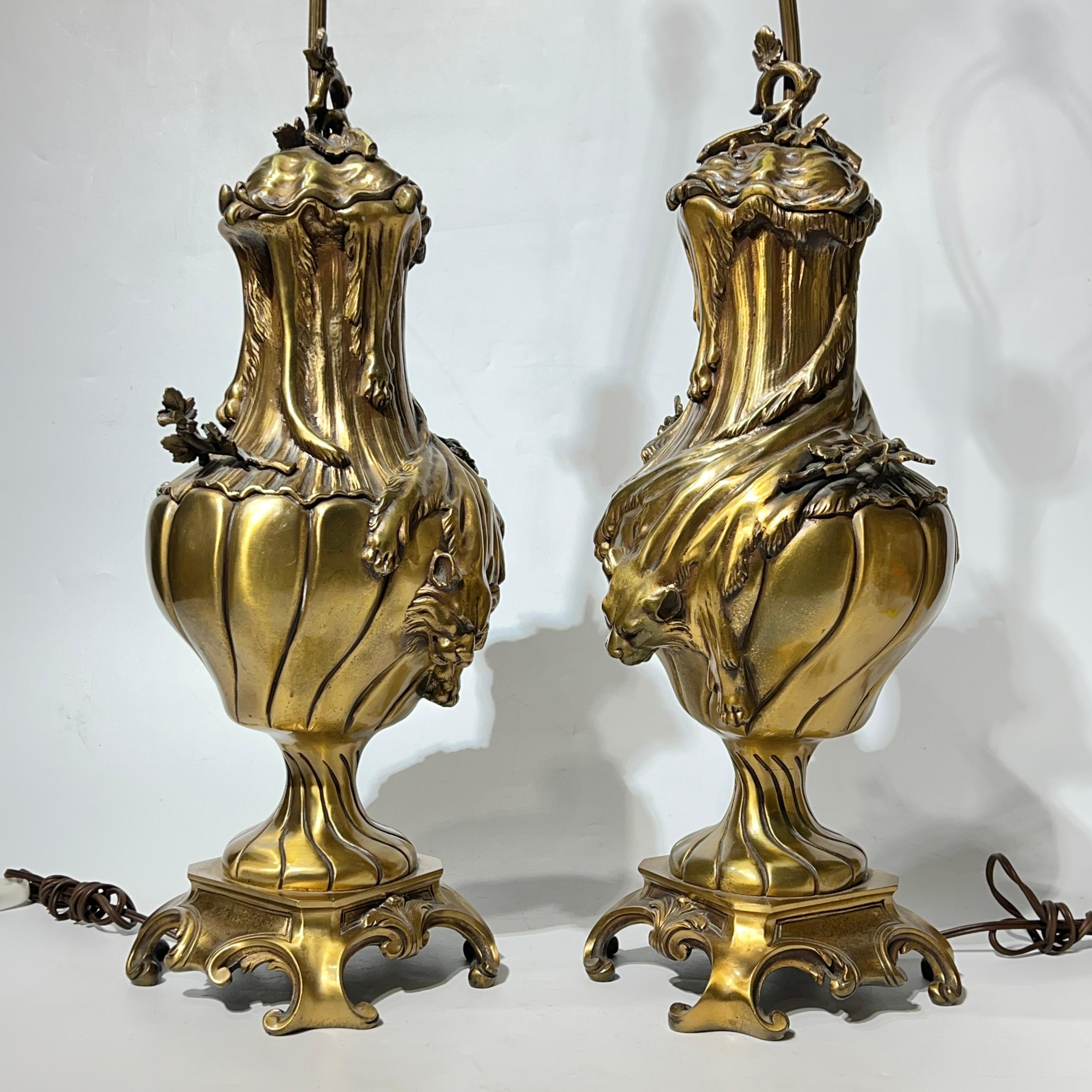 Français Paire de lampes de table françaises du 19ème siècle en bronze doré de style Louis XV en vente
