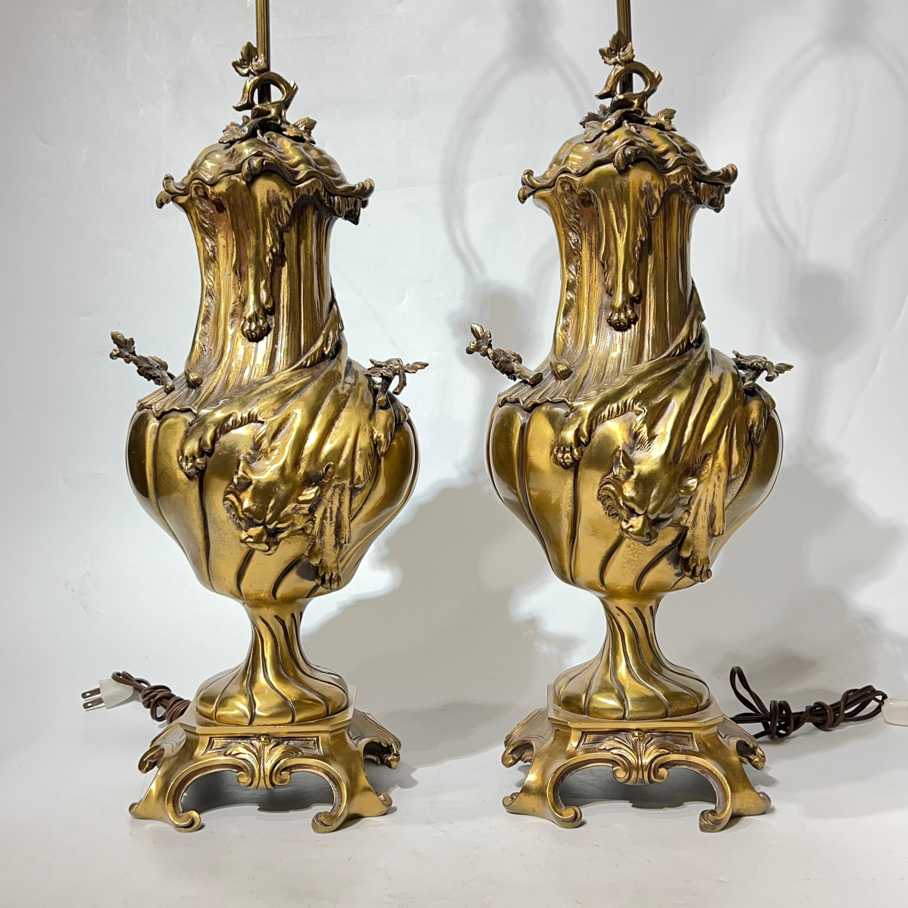 Doré Paire de lampes de table françaises du 19ème siècle en bronze doré de style Louis XV en vente