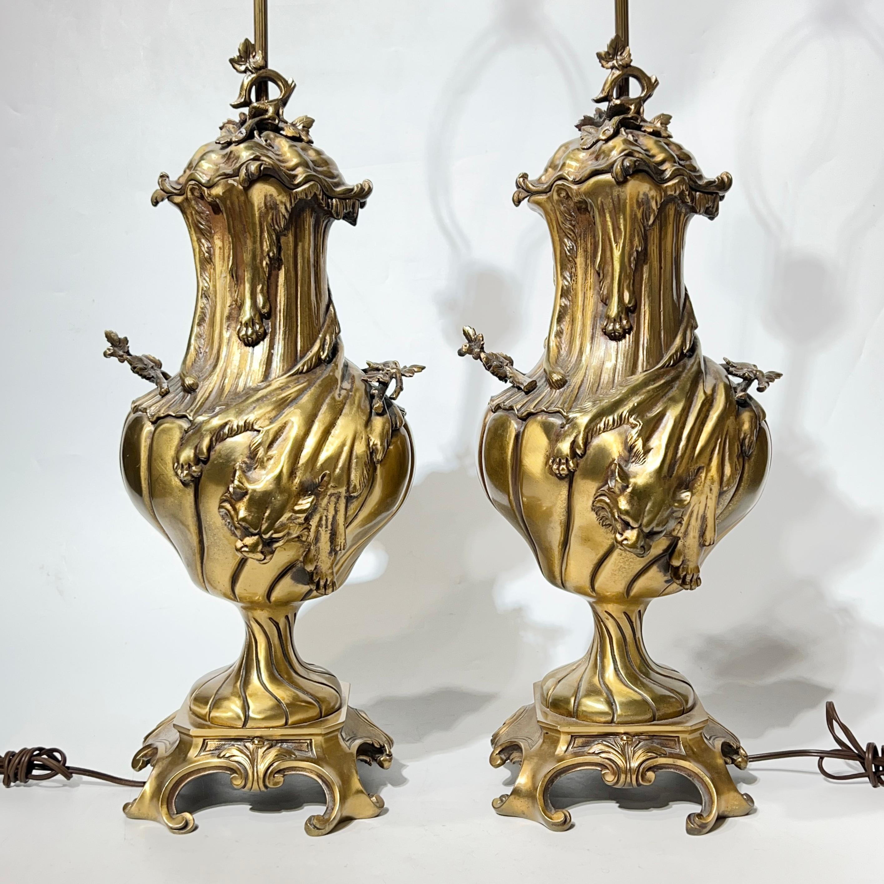 Paire de lampes de table françaises du 19ème siècle en bronze doré de style Louis XV Bon état - En vente à New York, NY