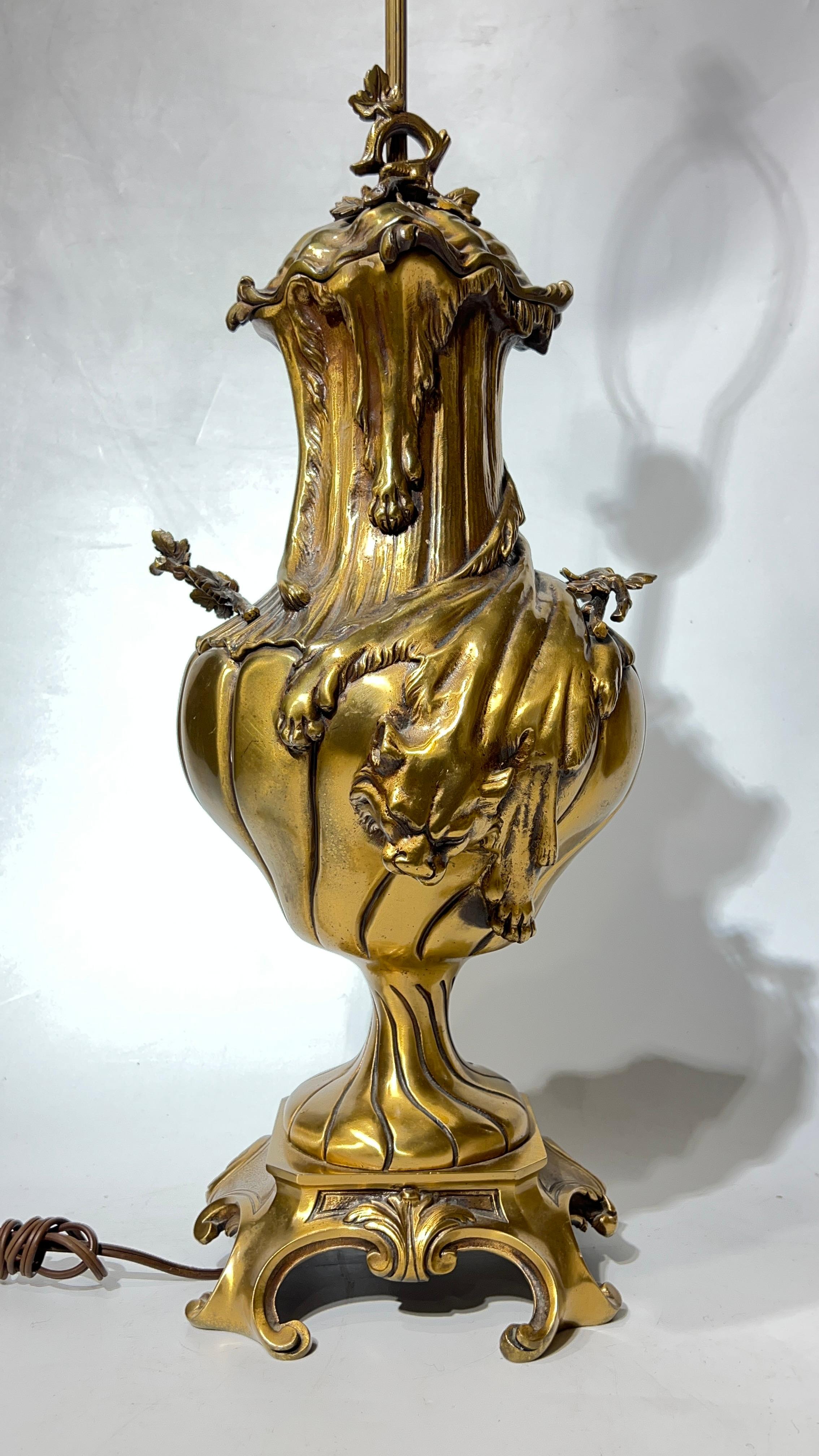 20ième siècle Paire de lampes de table françaises du 19ème siècle en bronze doré de style Louis XV en vente
