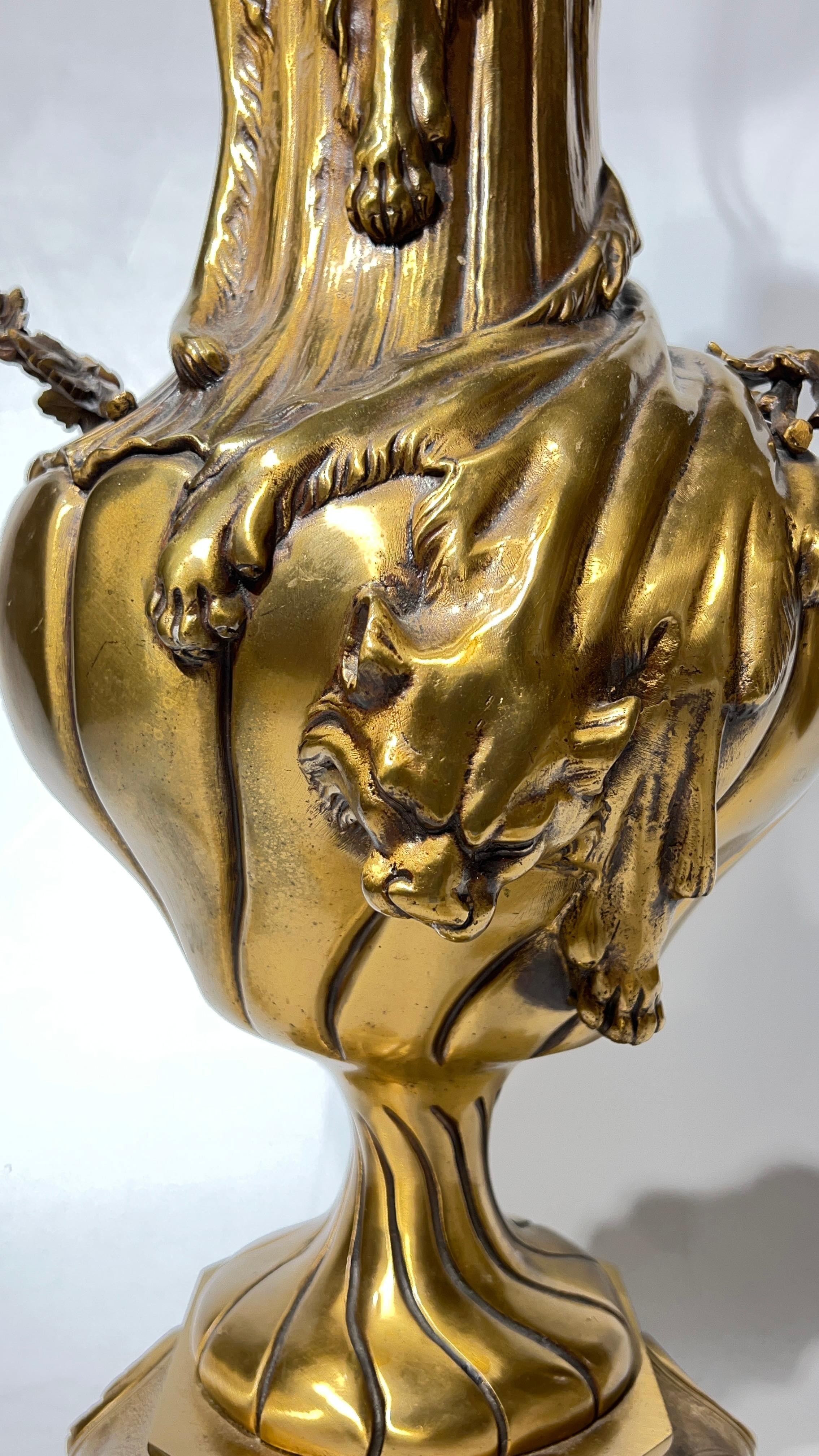 Bronze Paire de lampes de table françaises du 19ème siècle en bronze doré de style Louis XV en vente