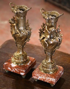 Pareja de jarrones franceses de espelta dorada del siglo XIX sobre bases de mármol con motivos de vides