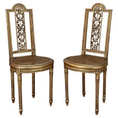 Paire de chaises de salon Louis XVI du 19ème siècle en bois doré français avec sièges en rotin
