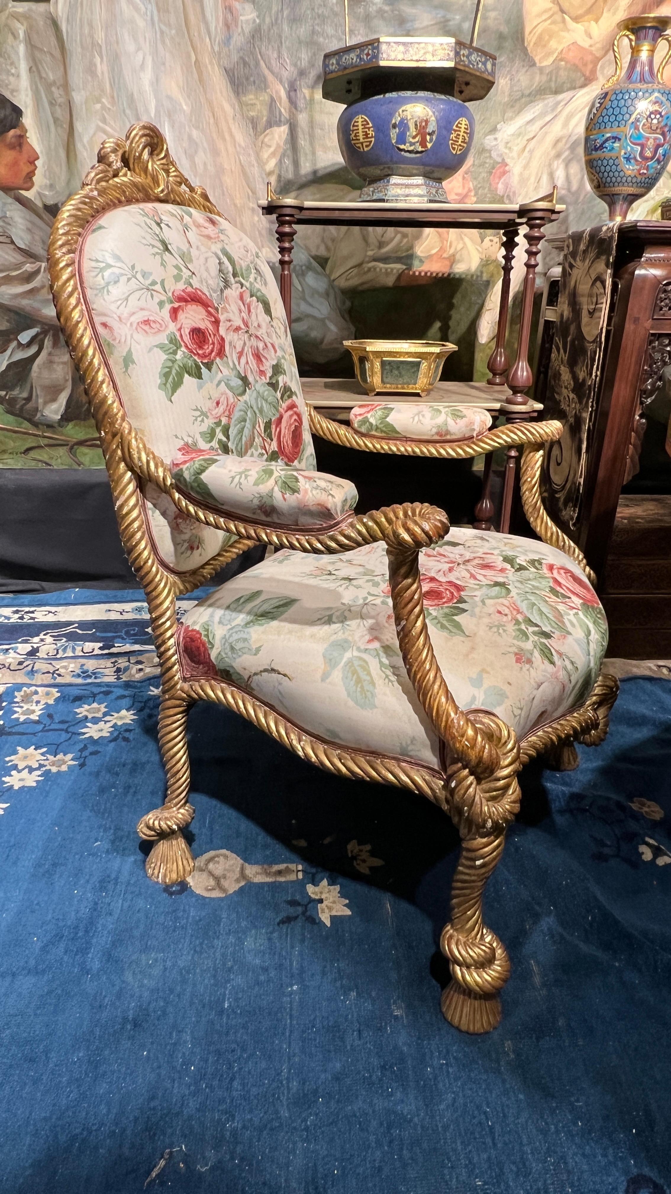 Notre paire de fauteuils finement travaillés, datant de la fin du XIXe siècle, a une forme de corde torsadée d'après le modèle original d'A&M. Fournier, et est recouverte de chintz avec des bouquets floraux de roses rouges.  Provenance : 