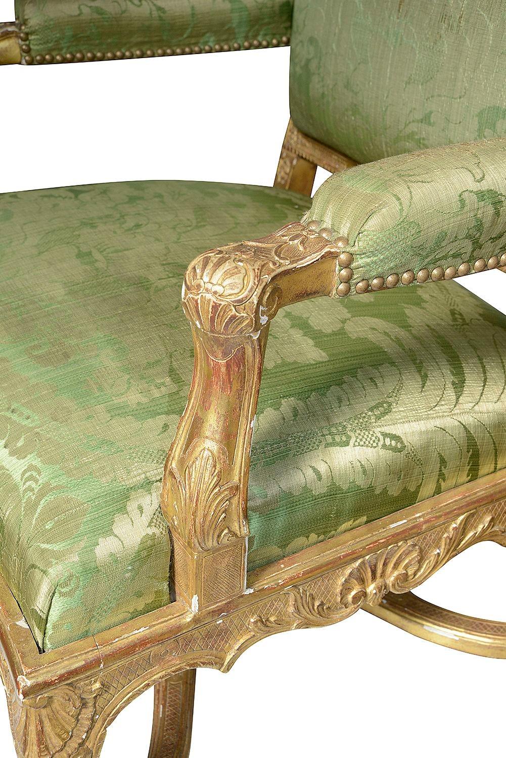 Paire de fauteuils de salon en bois doré français du 19ème siècle en vente 3