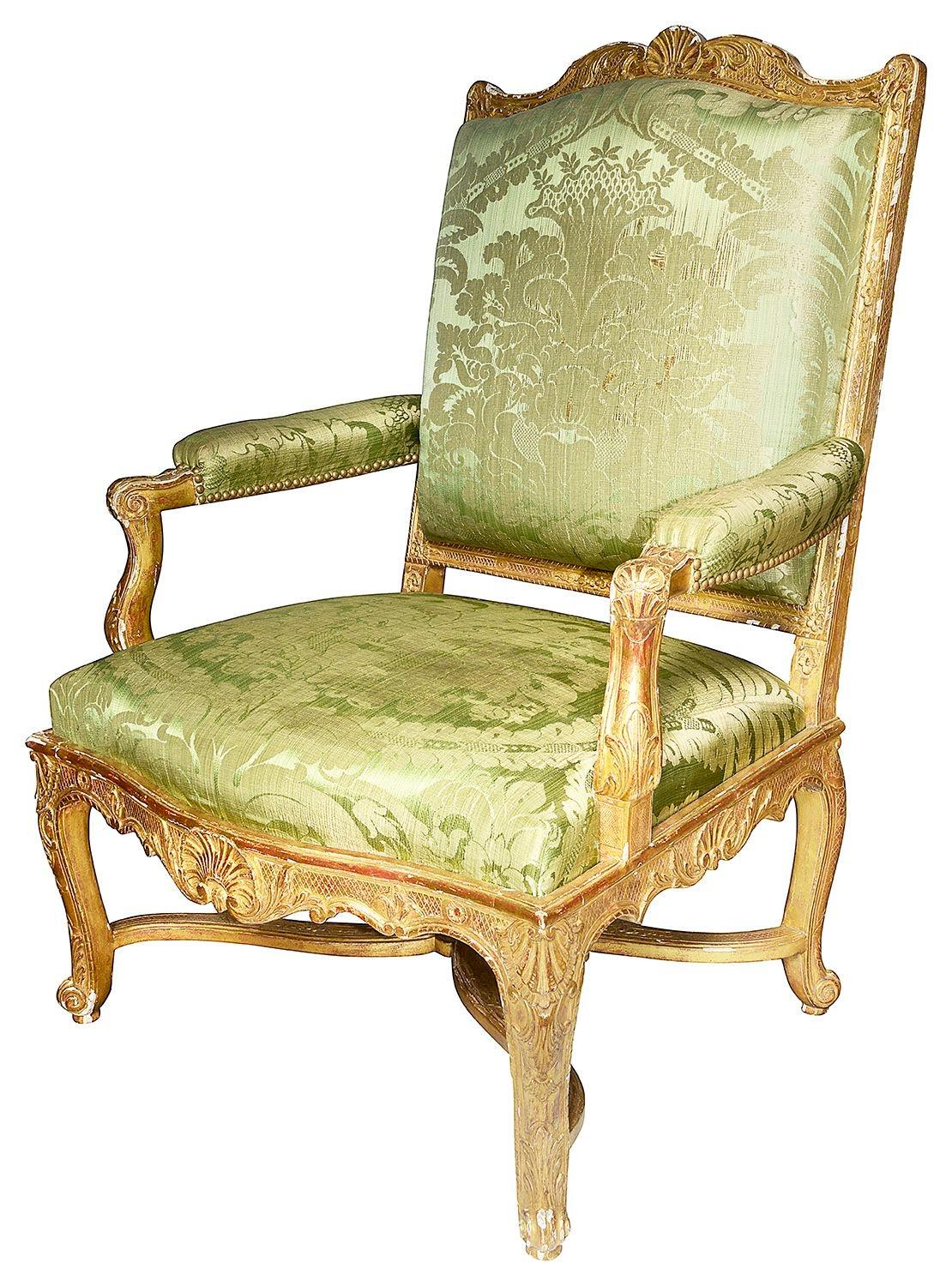 Une paire de fauteuils de salon en bois sculpté et doré de la fin du 19ème siècle, de style Louis XVI, avec une décoration classique de coquilles et de volutes, reposant sur d'élégants pieds cabriole, unis par une traverse en X.


Lot 69 