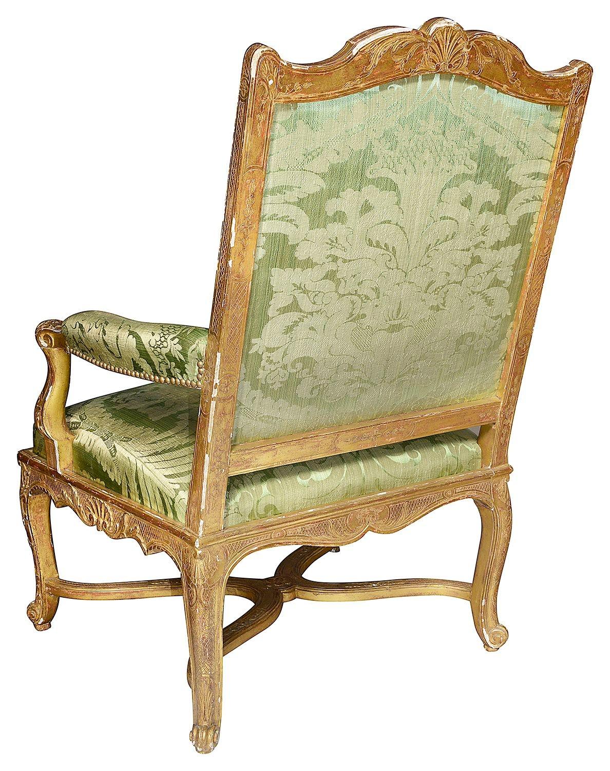 Doré Paire de fauteuils de salon en bois doré français du 19ème siècle en vente
