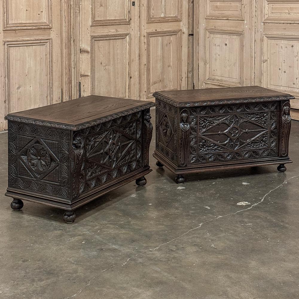 COPPIA Bauli gotici francesi del XIX secolo ~ Coperte è un reperto davvero insolito!  Perfetti per i piedi del letto di una coppia di gemelli, possono essere utilizzati anche nelle nicchie degli abbaini o per aggiungere simmetria in qualsiasi punto
