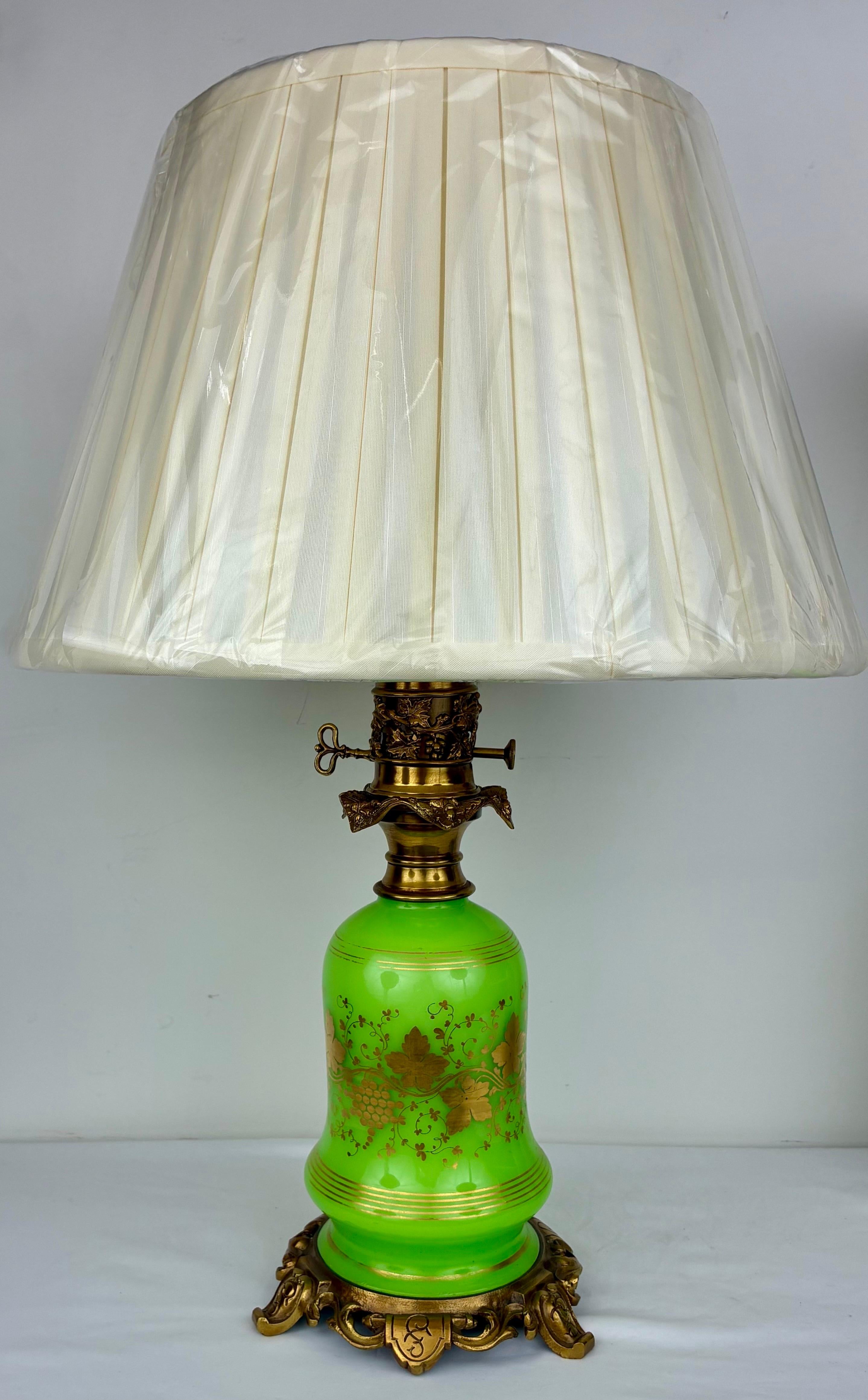 Dieses Paar französischer Opalin-Öllampen aus dem 19. Jahrhundert ist mit vergoldeten Traubenblättern verziert und mit Messingbeschlägen versehen. 