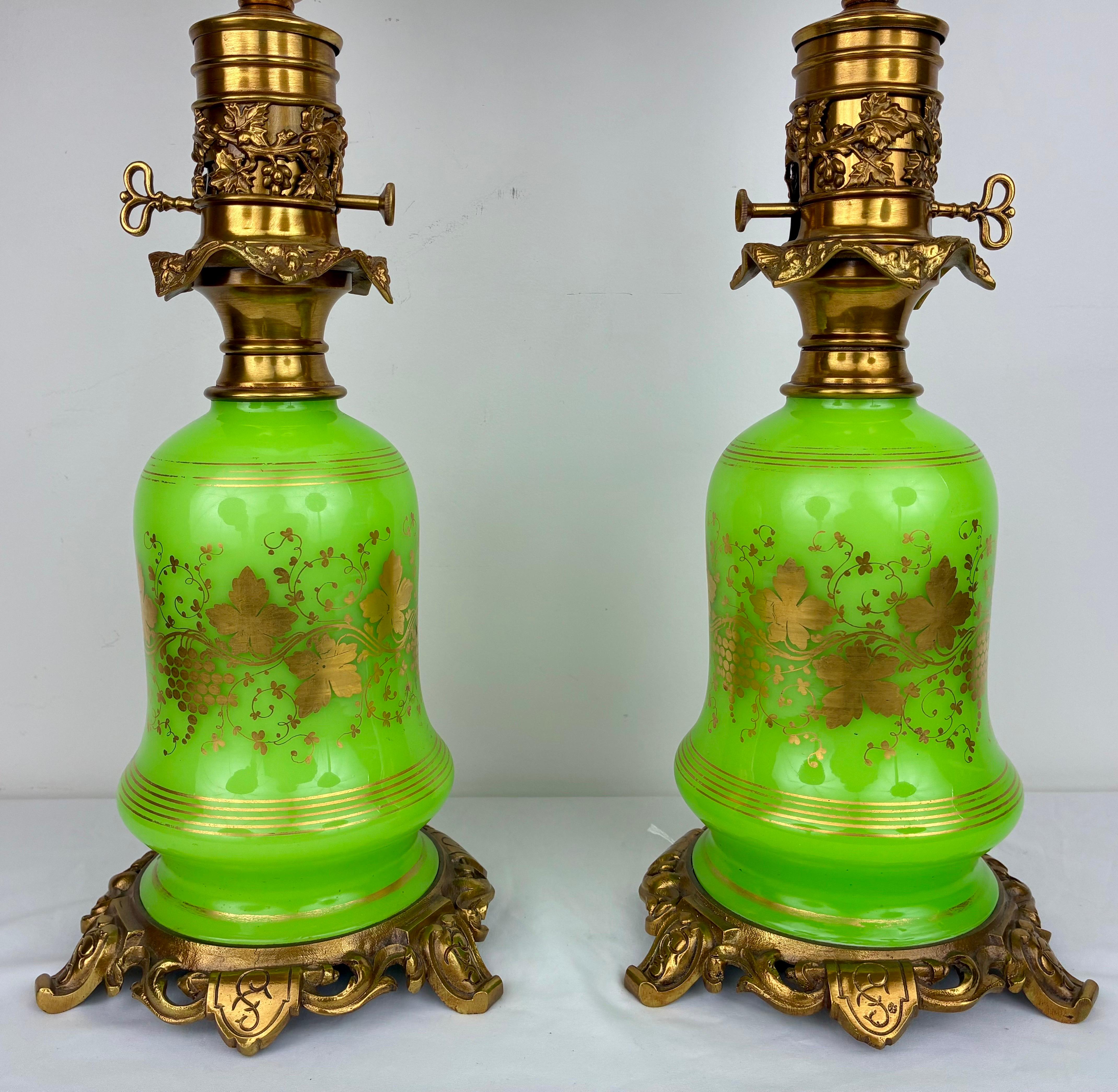 Pair 19th Century French Green Opaline Lamps im Zustand „Gut“ im Angebot in Pittsburgh, PA