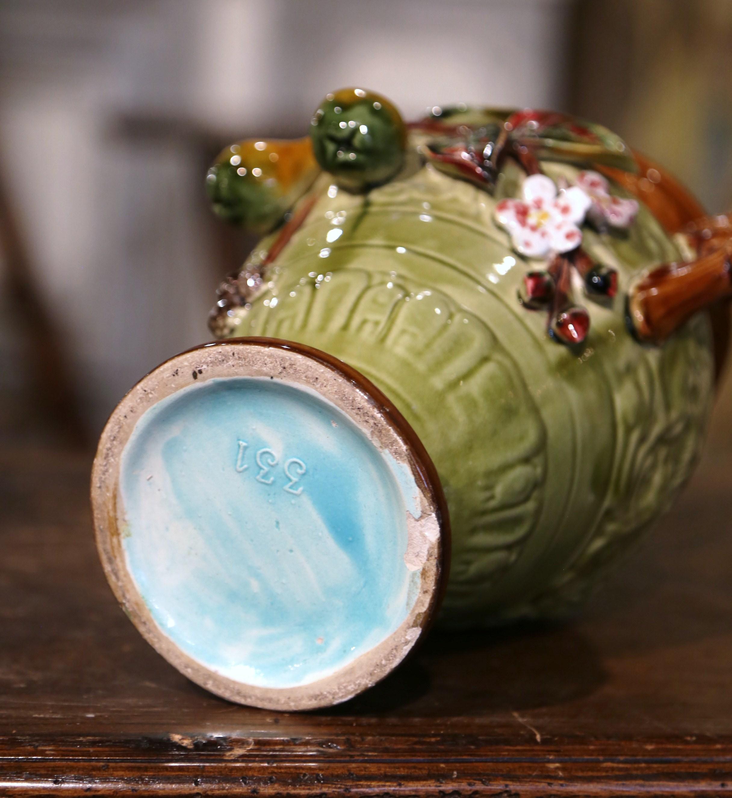 Paire de vases en céramique Barbotine du 19e siècle, peints à la main, avec motifs de fruits en vente 3