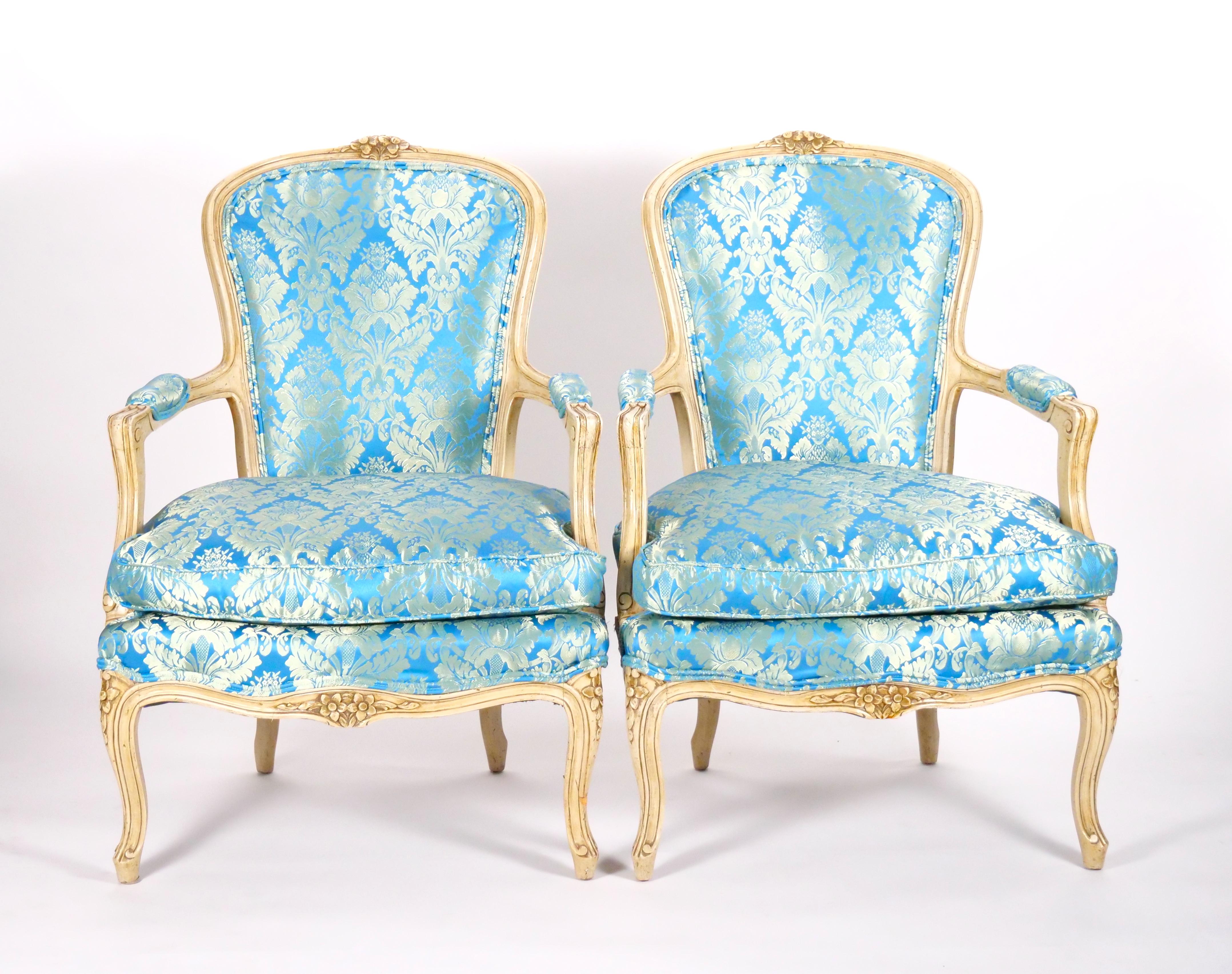 Améliorez votre intérieur avec cette paire d'anciens fauteuils à accoudoirs du XIXe siècle, conçus dans le style Louis XV. Ces chaises sont plus que de simples sièges, ce sont des œuvres d'art méticuleusement fabriquées avec le souci du détail et un