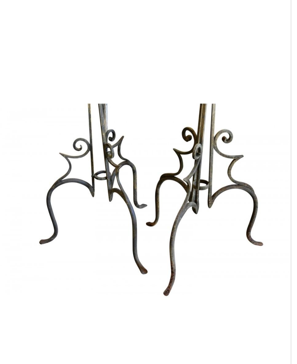 Maravillosa pareja de soportes altos del siglo XIX procedentes de la región francesa de Provenza. Bellamente elaborado en hierro forjado. Estos soportes de hierro quedarán estupendos convertidos en lámparas de pie. Gran pátina. 