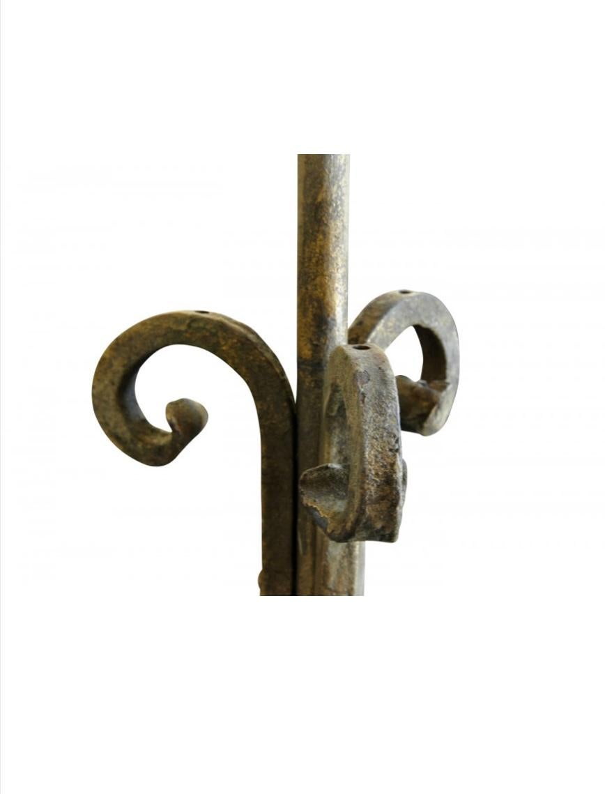 Pareja de soportes altos de hierro francés del siglo XIX Francés en venta