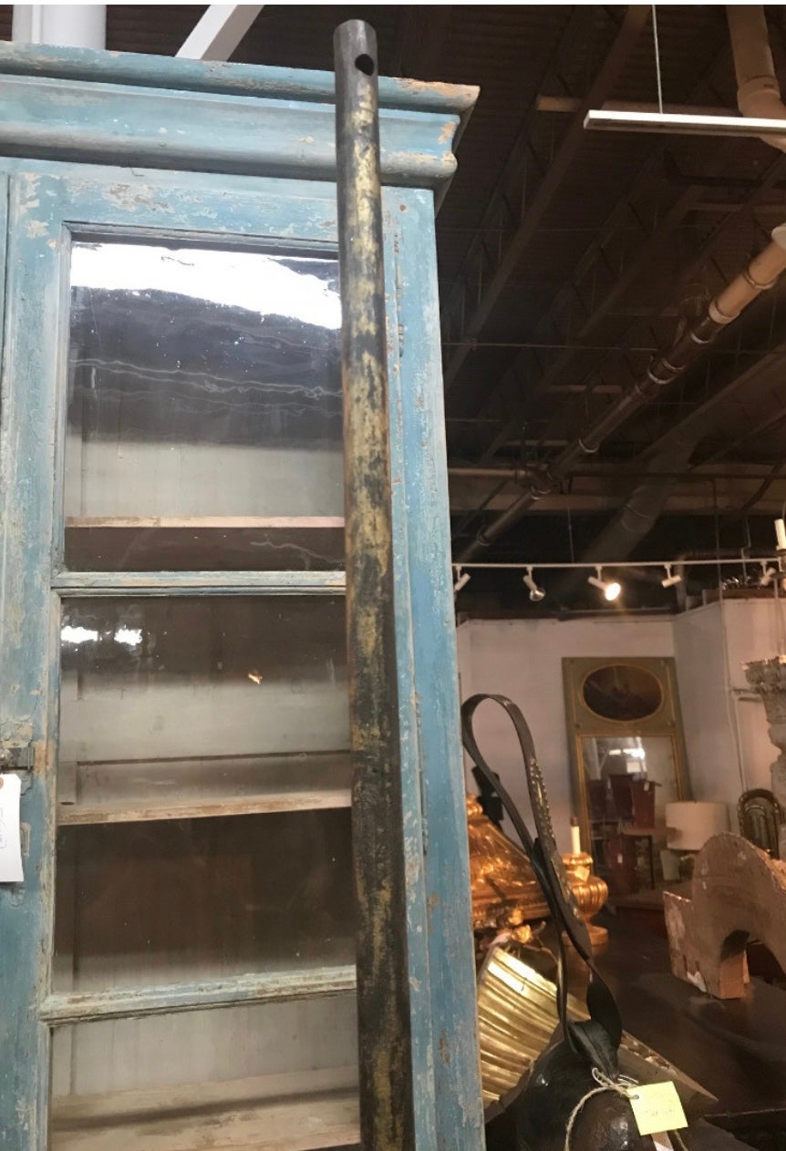 Pareja de soportes altos de hierro francés del siglo XIX en Bueno estado para la venta en Round Top, TX