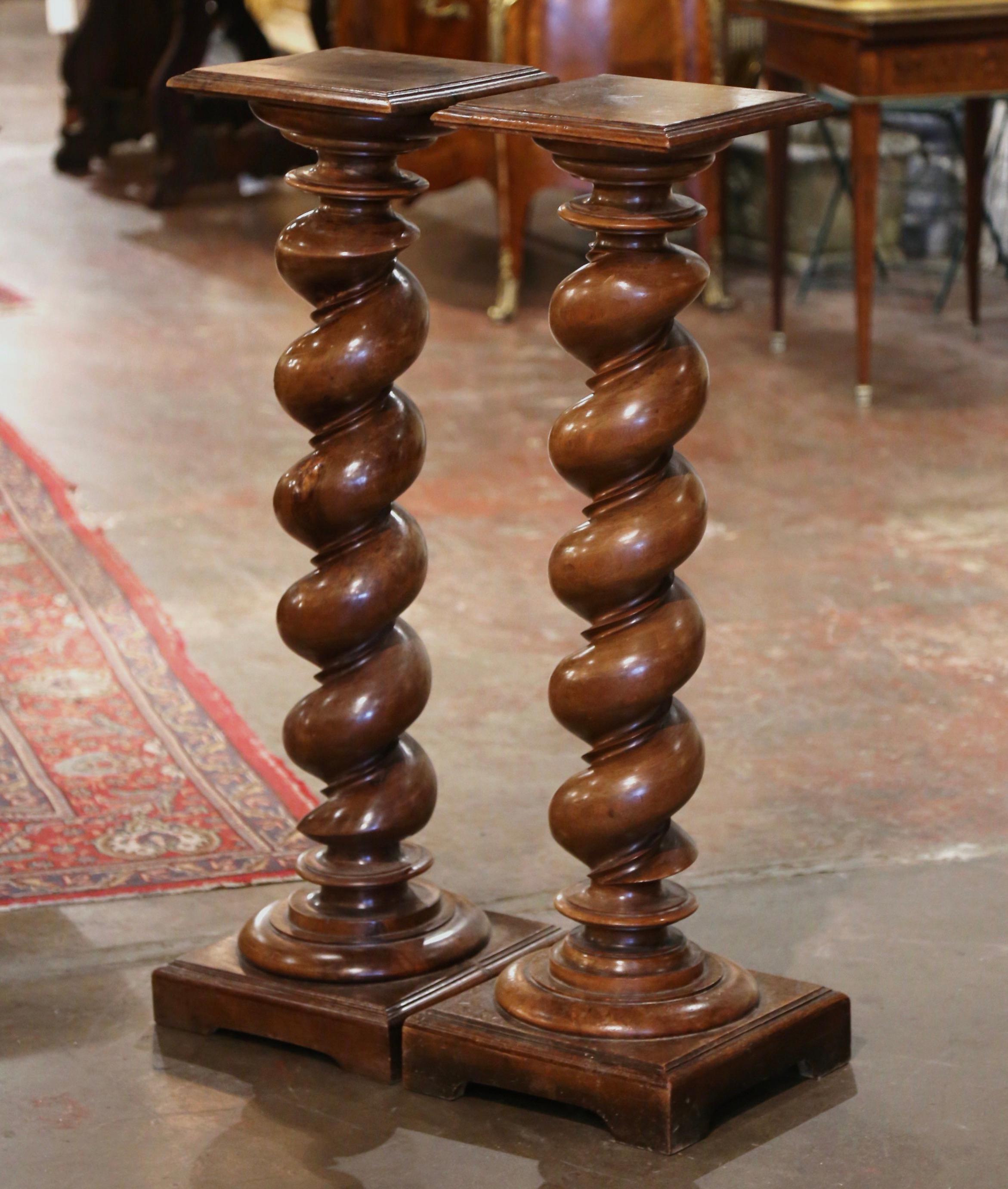 Paar 19. Jahrhundert Französisch Louis XIII geschnitzt Nussbaum Gerste Twist Pedestal Tische (Patiniert) im Angebot