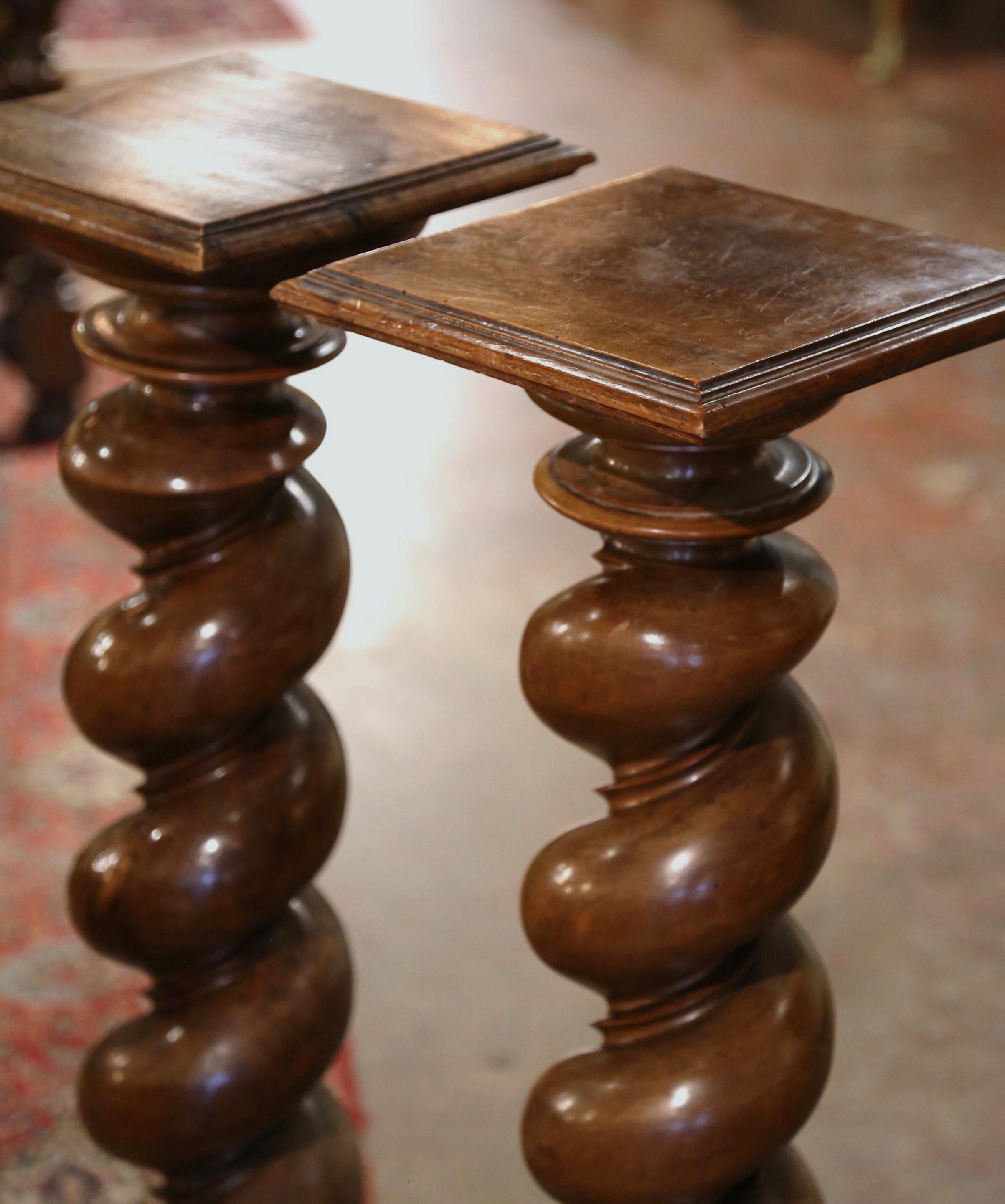 Paar 19. Jahrhundert Französisch Louis XIII geschnitzt Nussbaum Gerste Twist Pedestal Tische im Zustand „Hervorragend“ im Angebot in Dallas, TX