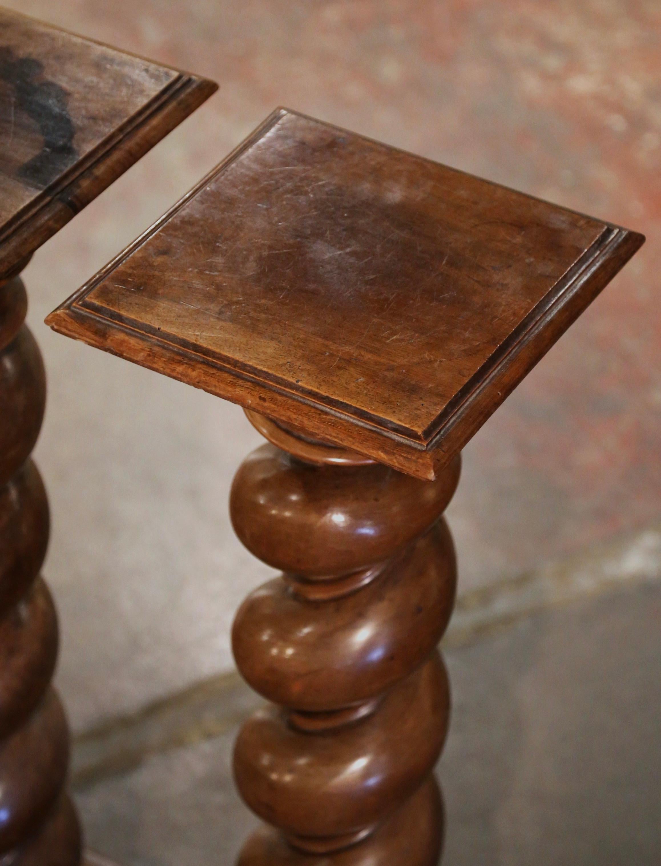 Paar 19. Jahrhundert Französisch Louis XIII geschnitzt Nussbaum Gerste Twist Pedestal Tische im Angebot 1
