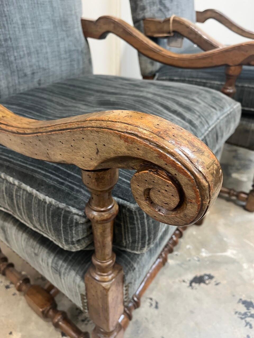 Pareja de sillones franceses Luis XIV del siglo XIX en venta 2