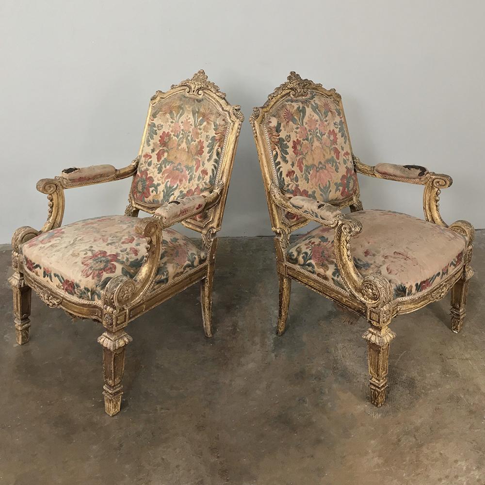 Pareja de sillones franceses dorados Luis XIV del siglo XIX Tallado a mano en venta