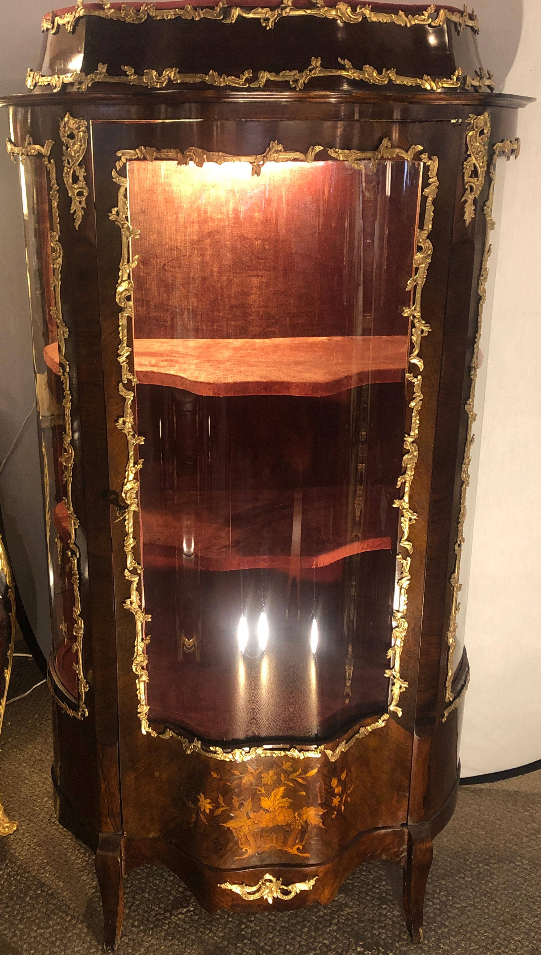 19th Century French Bronze Mounted Inlaid Vitrines Curio Cabinets, Pair In Good Condition In Stamford, CT