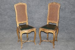 Paire de chaises d'appoint françaises du XIXe siècle, de style Louis XV, en bois sculpté et doré, revêtues de cuir