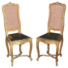 Paire de chaises d'appoint françaises du XIXe siècle, de style Louis XV, en bois sculpté et doré, revêtues de cuir
