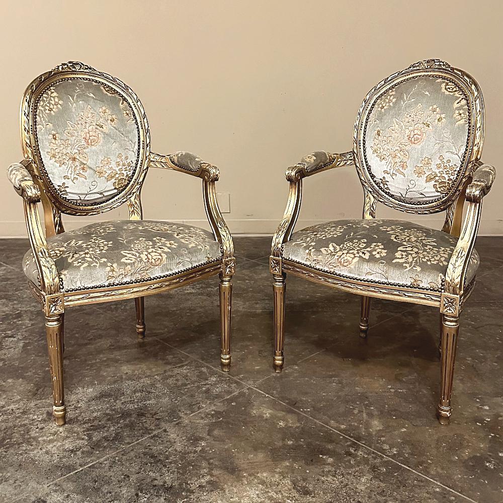 Paire de fauteuils dorés Louis XVI du 19ème siècle ~ Fauteuils Bon état - En vente à Dallas, TX