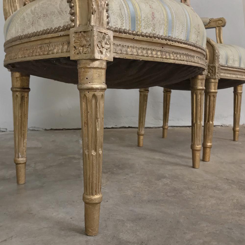 Paire de fauteuils français Louis XVI en bois doré du XIXe siècle en vente 3