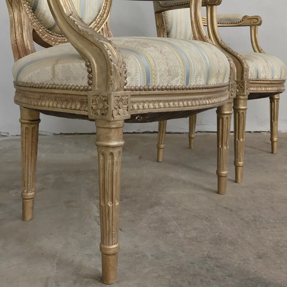 Paire de fauteuils français Louis XVI en bois doré du XIXe siècle en vente 3