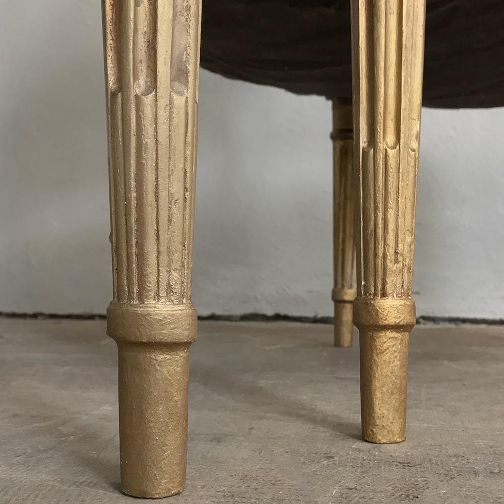 Paire de fauteuils français Louis XVI en bois doré du XIXe siècle en vente 4