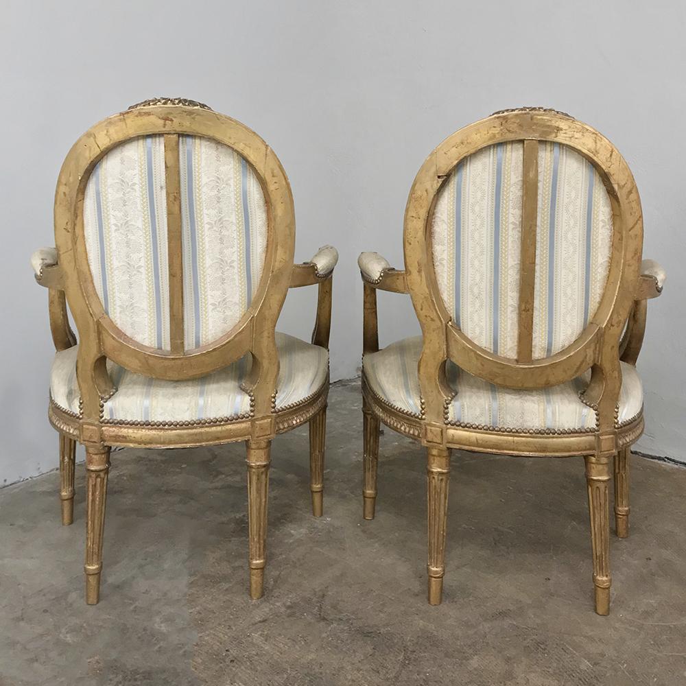 Paire de fauteuils français Louis XVI en bois doré du XIXe siècle en vente 5