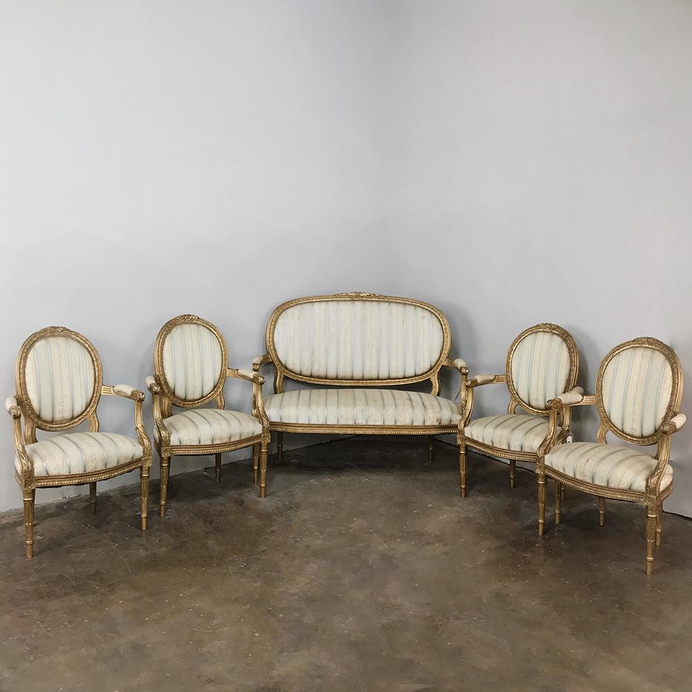 Paire de fauteuils en bois doré de style Louis XVI du 19ème siècle, représentant le summum de l'artisanat de la période de la belle époque en France, lorsque les artisans du monde entier affluaient à Paris et ses environs pour s'impliquer, apprendre