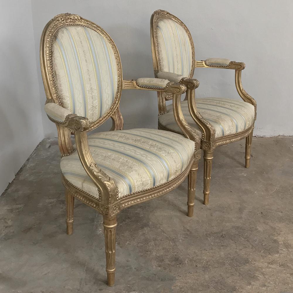 Sculpté à la main Paire de fauteuils français Louis XVI en bois doré du XIXe siècle en vente