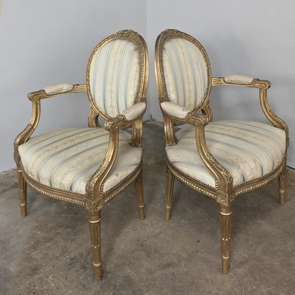 Paire de fauteuils français Louis XVI en bois doré du XIXe siècle Bon état - En vente à Dallas, TX