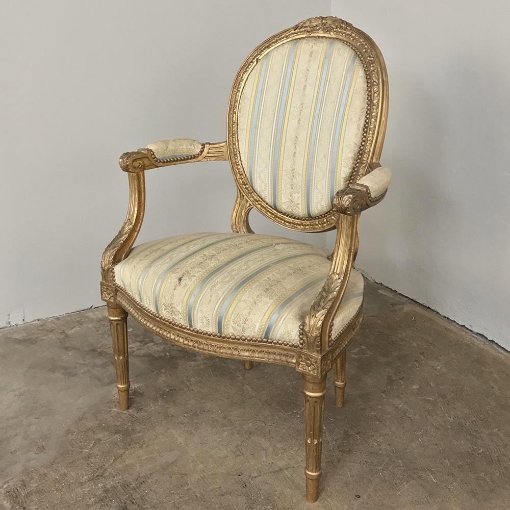 Paar französische Louis-XVI-Sessel aus vergoldetem Holz aus dem 19. Jahrhundert im Zustand „Gut“ im Angebot in Dallas, TX