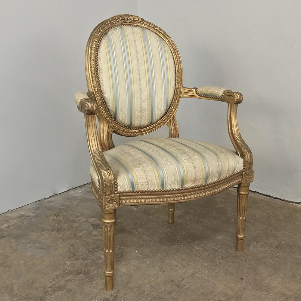 Soie Paire de fauteuils français Louis XVI en bois doré du XIXe siècle en vente