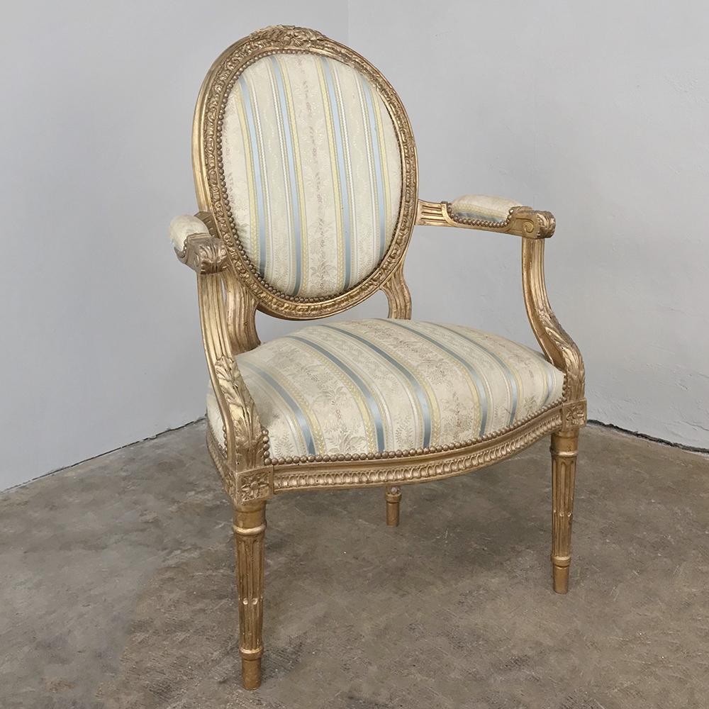 Bois doré Paire de fauteuils français Louis XVI en bois doré du XIXe siècle en vente