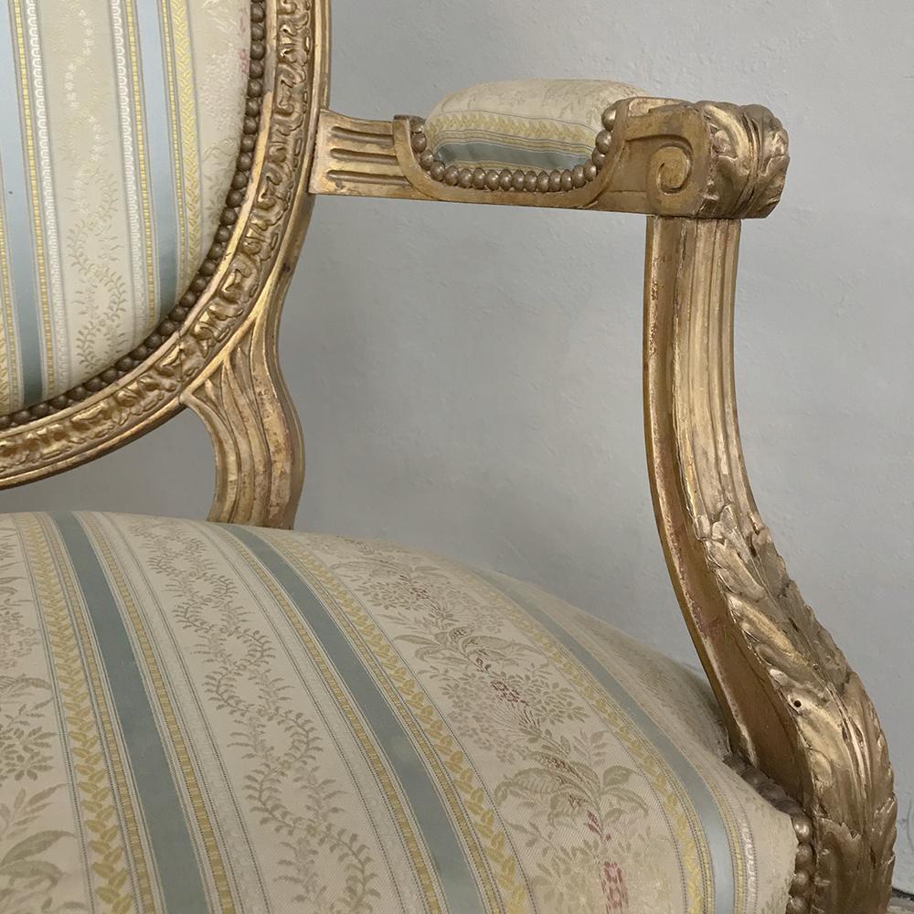 Paire de fauteuils français Louis XVI en bois doré du XIXe siècle en vente 1