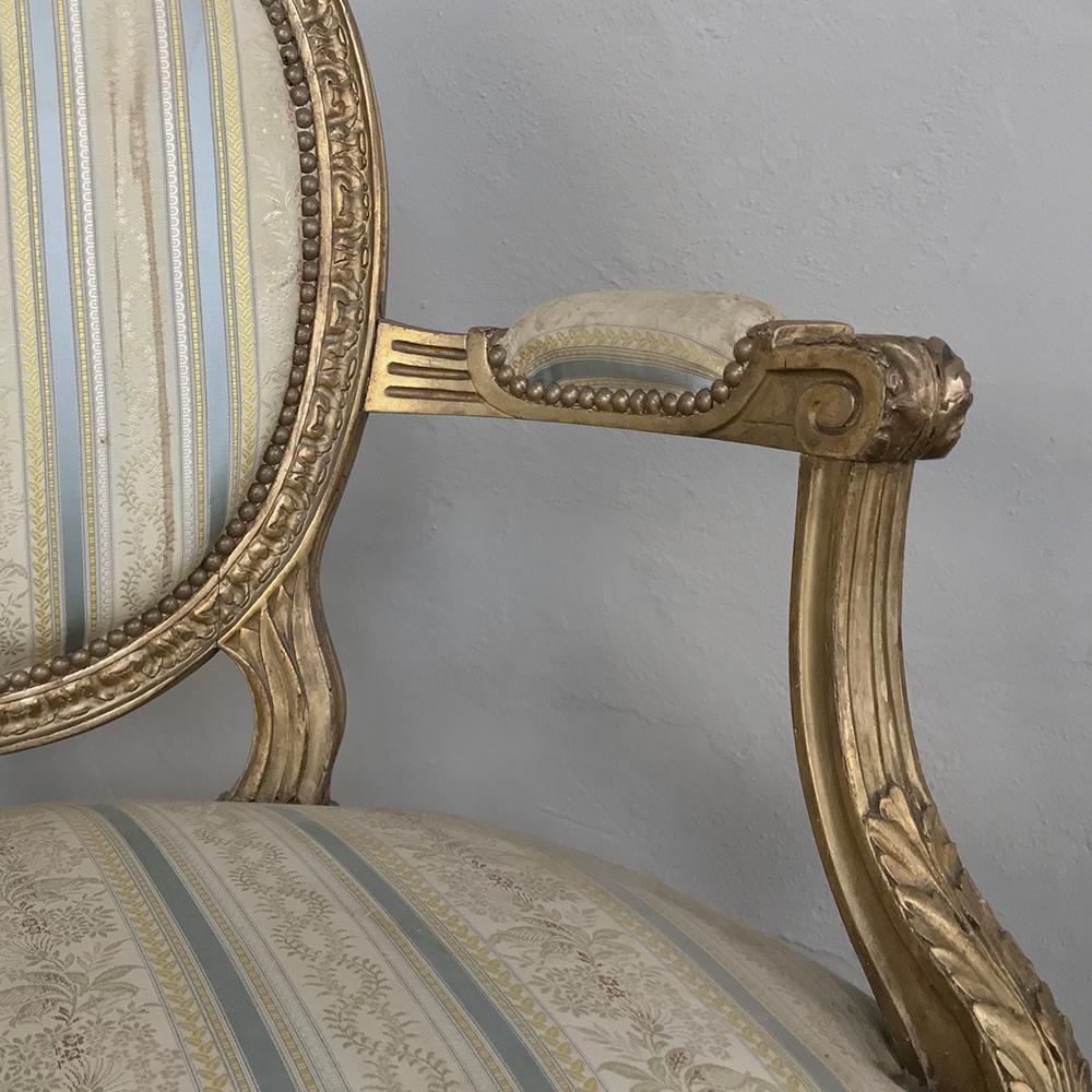 Paar französische Louis-XVI-Sessel aus vergoldetem Holz aus dem 19. Jahrhundert (Vergoldetes Holz) im Angebot
