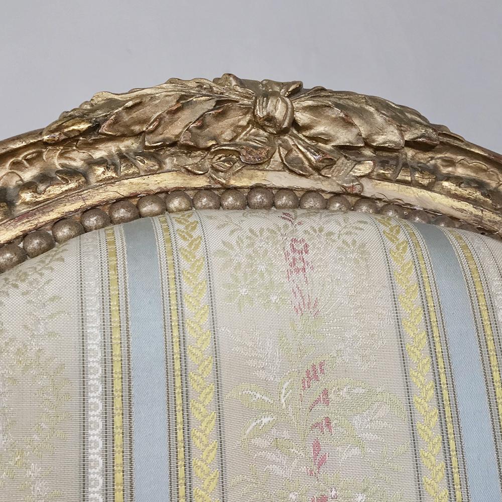 Paire de fauteuils français Louis XVI en bois doré du XIXe siècle en vente 2