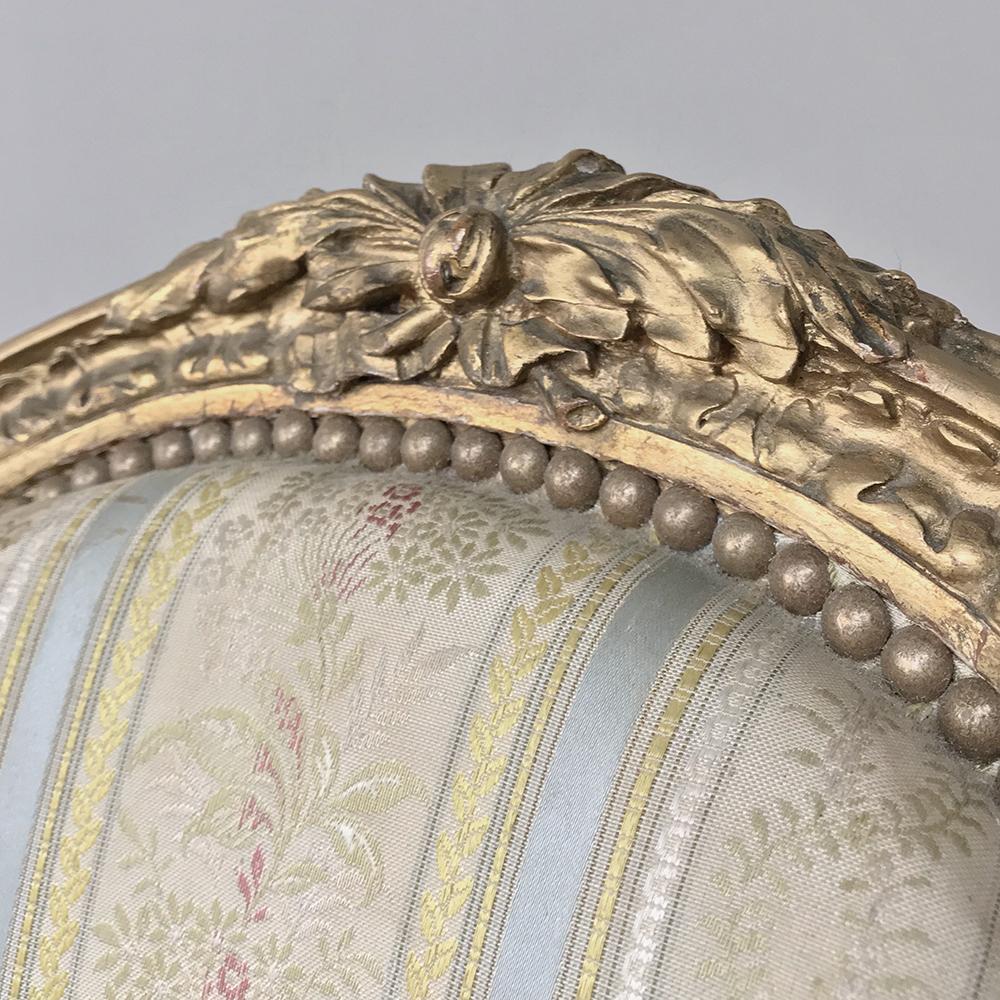 Paire de fauteuils français Louis XVI en bois doré du XIXe siècle en vente 2