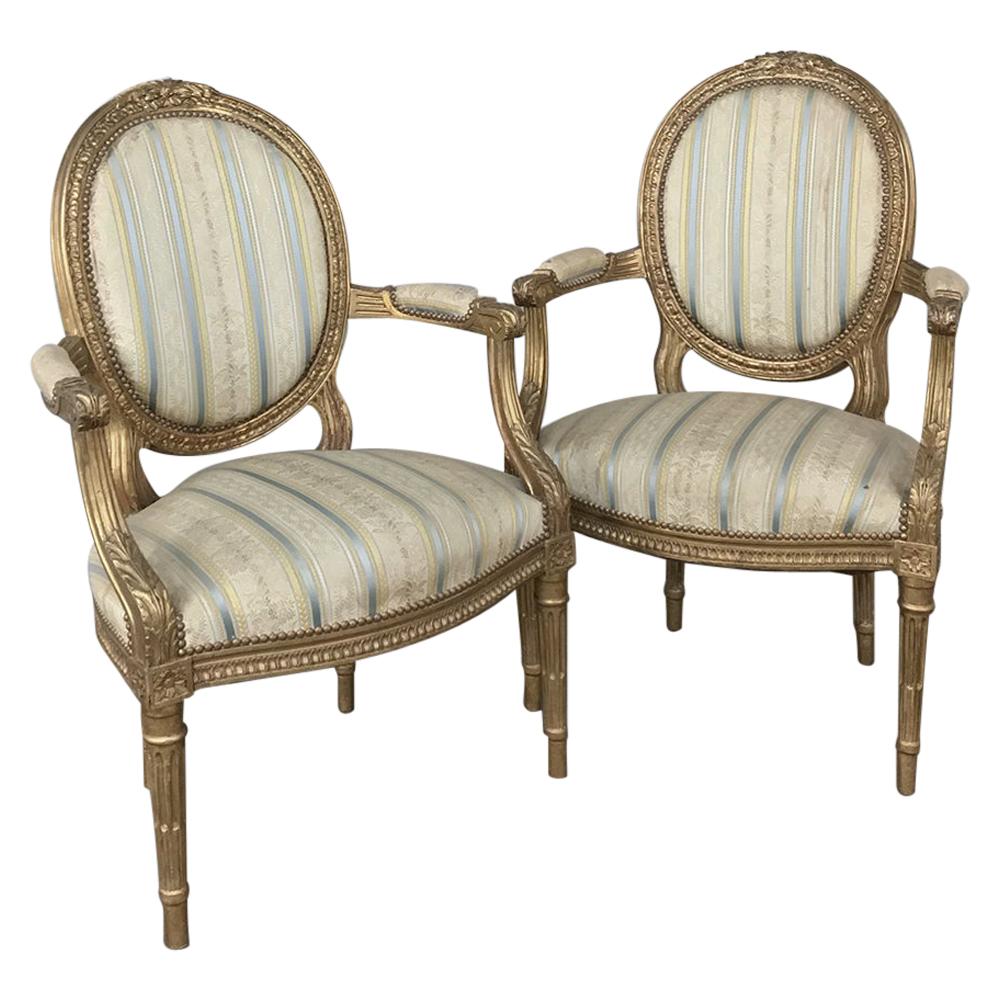 Paire de fauteuils français Louis XVI en bois doré du XIXe siècle