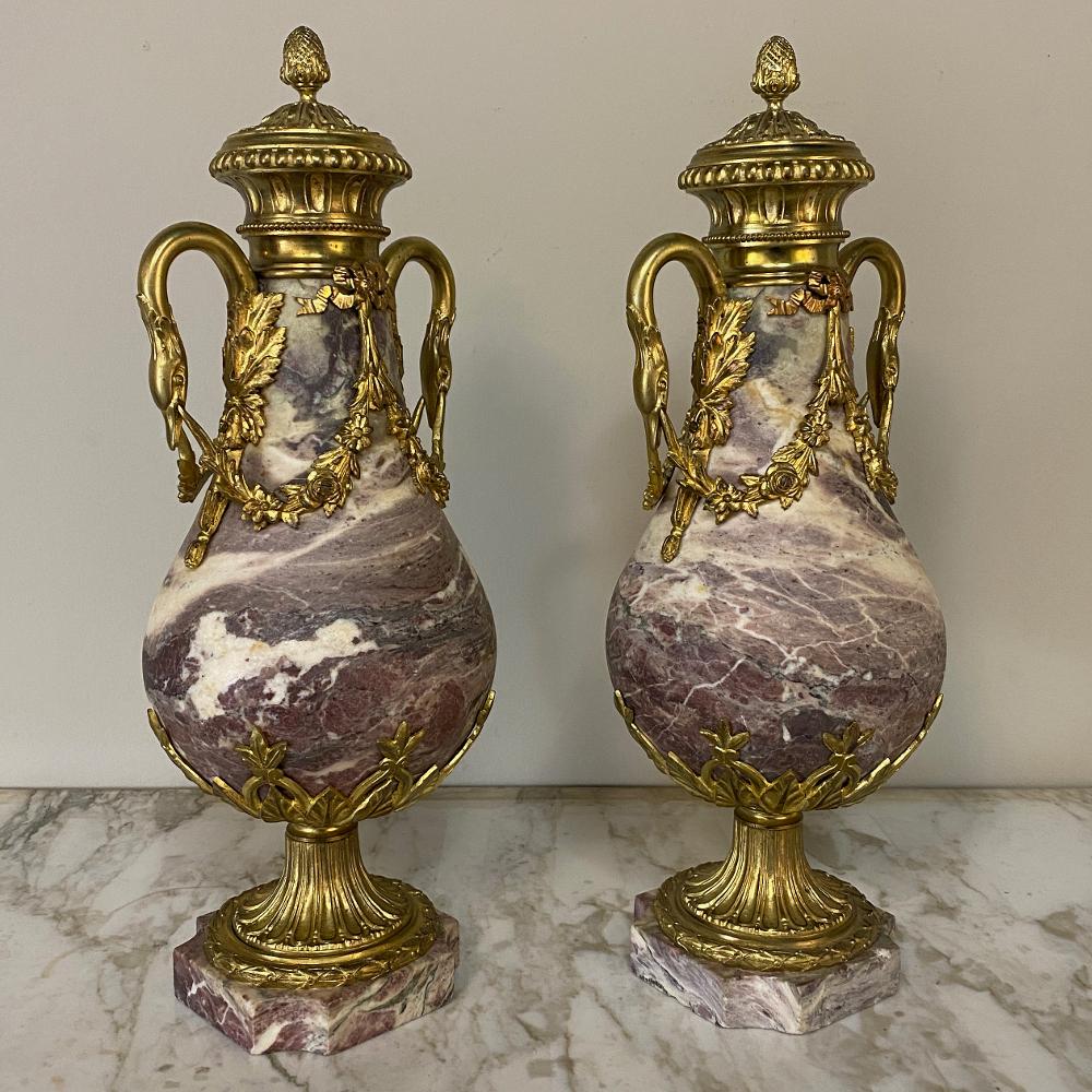 Una coppia di cassolette in marmo e bronzo Luigi XVI del XIX secolo rappresenta l'epitome dell'opulenza! Realizzate a mano in marmo squisitamente venato e decorate con montature in bronzo dalla cima alla base, una coppia del genere era segno di
