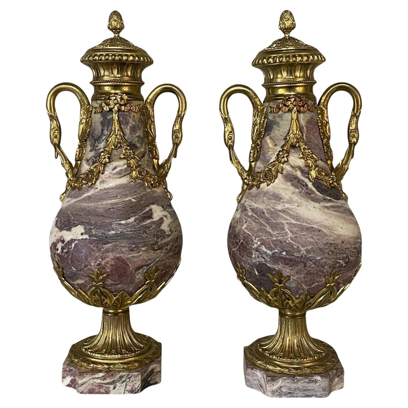Coppia di cassette francesi Luigi XVI del XIX secolo in marmo e bronzo d'oro