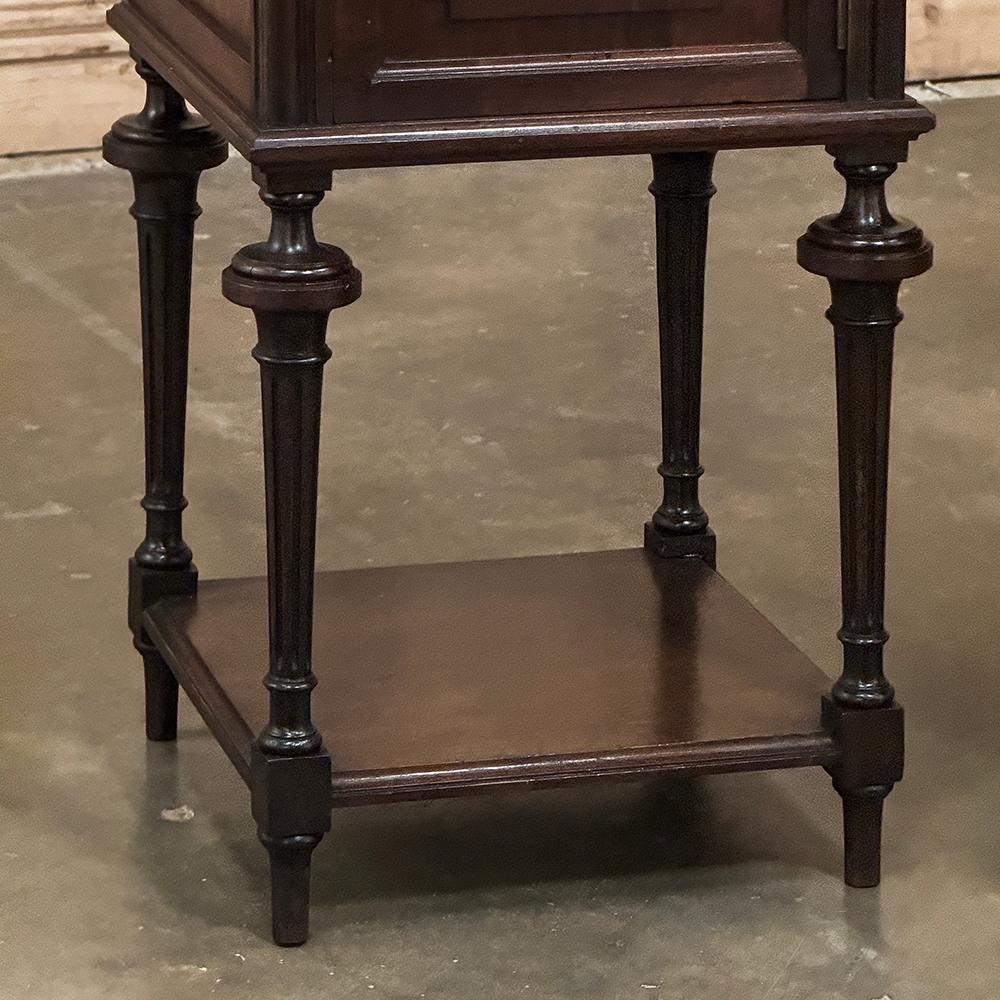 Paire de tables de nuit françaises Louis XVI du 19ème siècle en vente 5