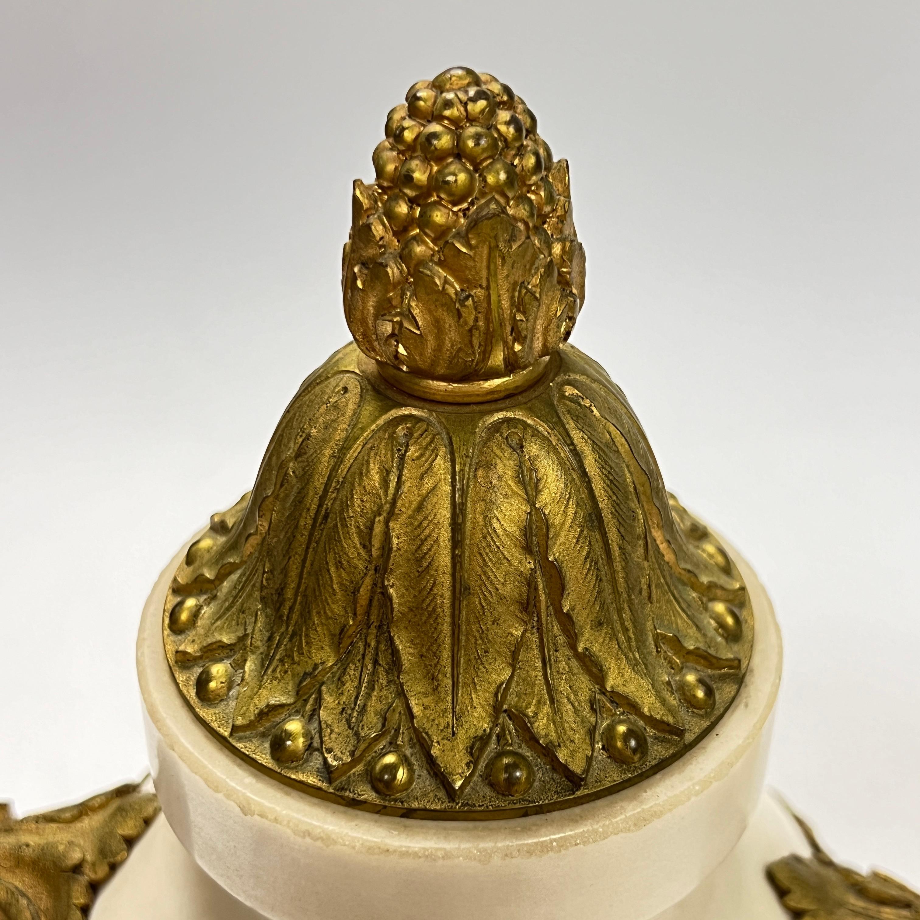 Coppia di urne francesi Luigi XVI del XIX secolo in bronzo ornato di marmo bianco in vendita 4