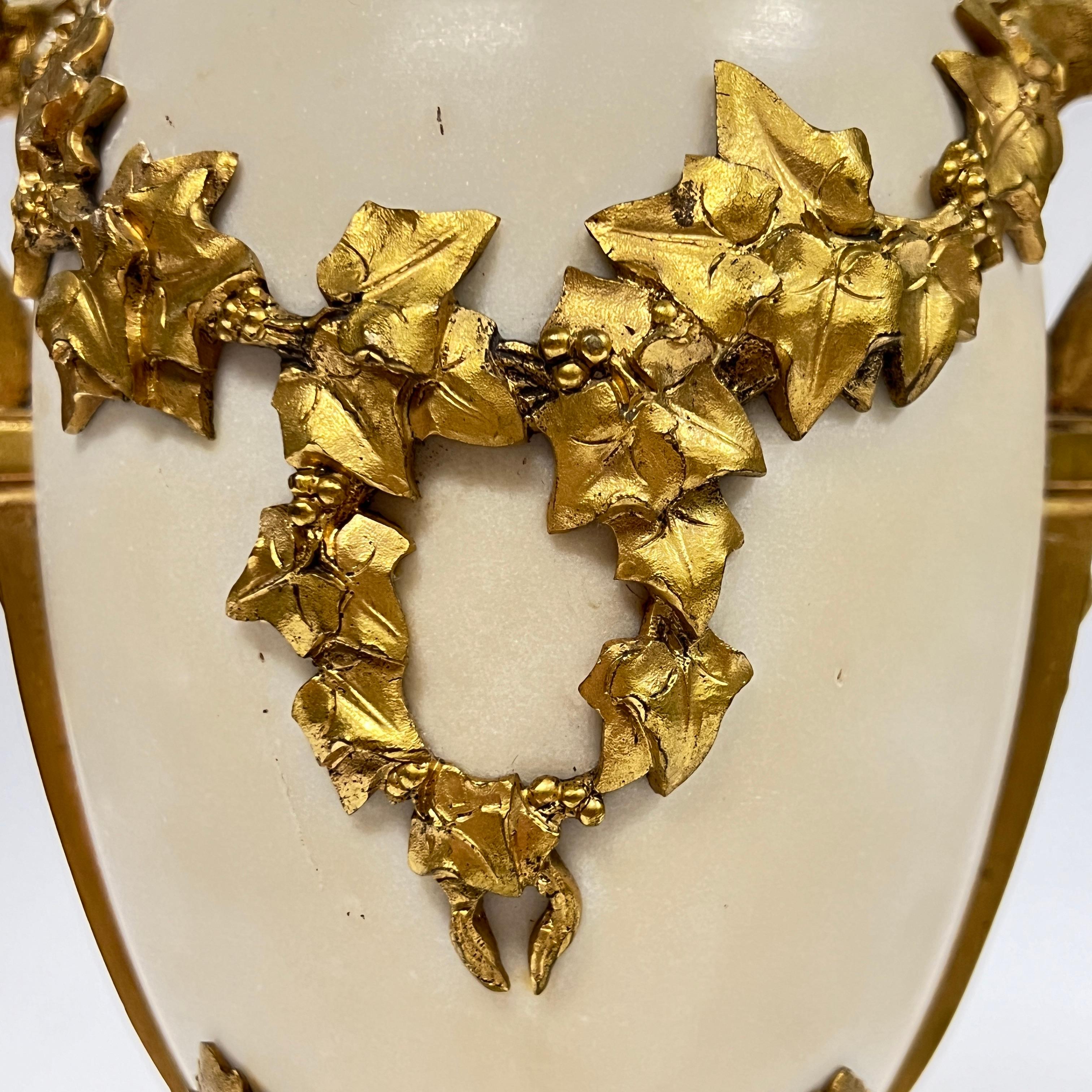 Coppia di urne francesi Luigi XVI del XIX secolo in bronzo ornato di marmo bianco in vendita 5